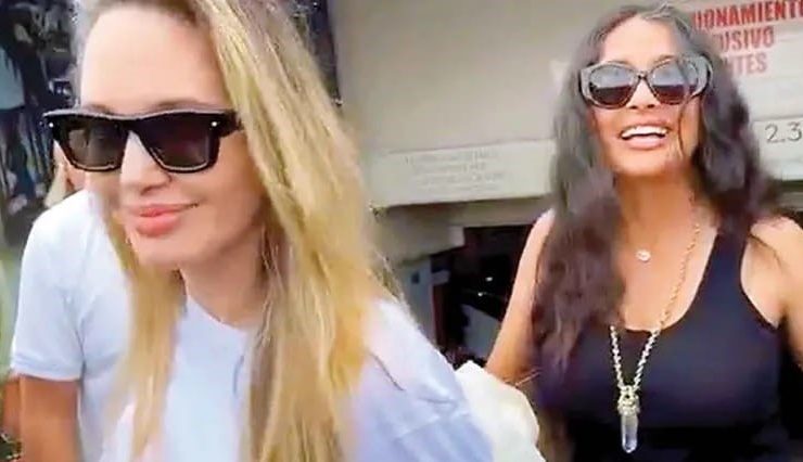Salma Hayek y Angelina Jolie desayunan café lechero en un restaurante de la zona de Boca del Río