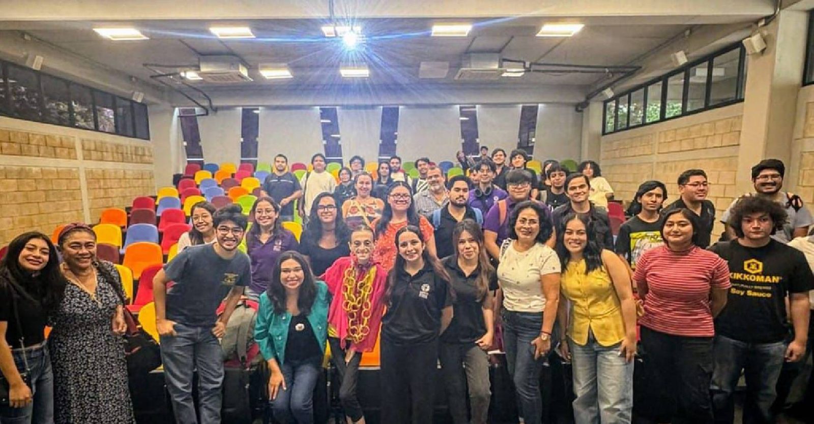 Sofía Hegel inspira a juventudes de la UPY con poderosa charla