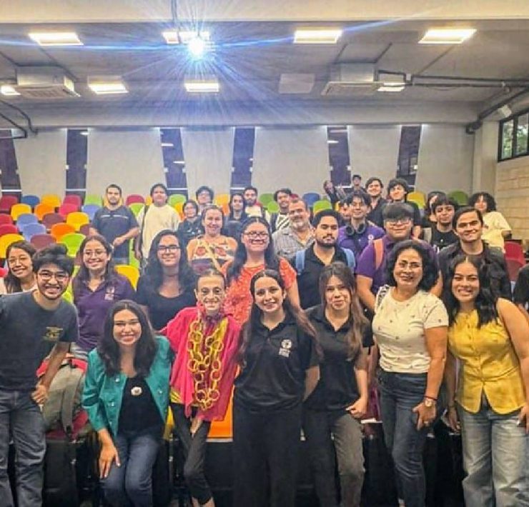 Sofía Hegel inspira a juventudes de la UPY con poderosa charla