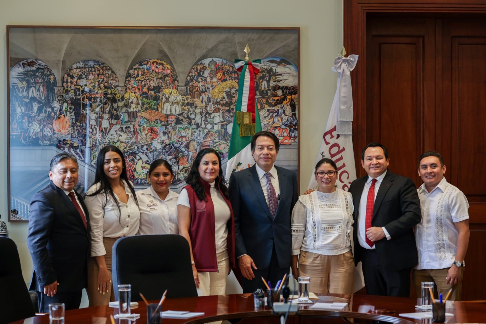 Visitan la SEP estudiantes yucatecos ganadores de la Olimpiada del Conocimiento Infantil 2025 acompañados por el Gobernador Joaquín Díaz