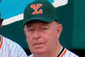 Carlos Paz, ícono del béisbol yucateco, durante su etapa como mánager de los Leones de Yucatán, guiando al equipo hacia la gloria en 1984.
