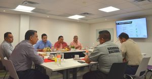 Elementos de la Guardia Nacional participan en operativos de revisión en terminales y rutas federales durante el periodo vacacional.