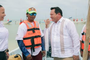 Chalecos salvavidas y radios entregados por el Gobierno de Yucatán buscan brindar más seguridad en altamar para pescadores.