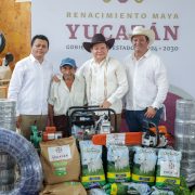 Joaquín Díaz anunció la construcción de 300 viviendas, caminos y entregó herramientas e insumos en Peto