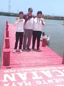 Adán Borges Rodríguez y Anderson Alcocer García, muestran con gran felicidad su medalla de oro, en el tercer día de actividades de Remo, en la Olimpiada Nacional CONADE.