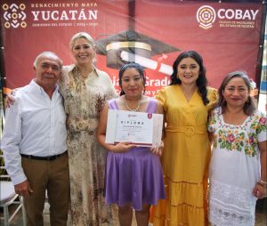 Estudiantes y autoridades celebran el anuncio de una nueva sede de la Universidad Rosario Castellanos en Kanasín, impulsada desde el Senado de la República.