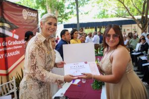 La Senadora Verónica Camino Farjat reafirma que el Senado de la República respalda la educación durante la clausura del ciclo escolar en Kanasín.