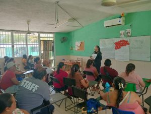 Personal de la SSP realiza visitas en colonias de Mérida para informar sobre los peligros del fentanilo mezclado con sustancias.