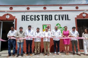 Joaquín Díaz Mena encabezó la ceremonia con la que reabrió el registro civil en Tahmek, beneficiando a cientos de familias del municipio.