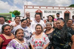 Autoridades estatales y municipales celebraron la reapertura del registro civil en Tahmek como parte de una política de descentralización de servicios.