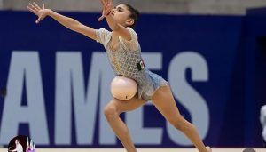 La joven gimnasta mexicana Ana Luisa Abraham recibió el aplauso del público tras su brillante rutina con pelota individual.