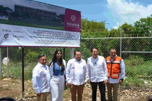 Autoridades federales y estatales dieron inicio a la construcción del Bachillerato Tecnológico Plantel Mérida, proyecto que beneficiará a más de 33 mil habitantes.