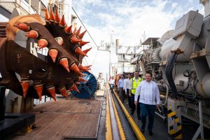 Autoridades y equipo técnico acompañaron a Joaquín Díaz Mena en la visita al buque de dragado, pieza clave para la modernización del Puerto de Altura de Progreso.