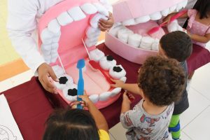 Especialistas de la Secretaría de Salud de Yucatán explican a madres y padres cómo promueven la higiene bucal desde la lactancia con talleres prácticos y dinámicos.