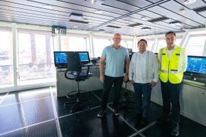 El Gobernador Joaquín Díaz Mena visitó el buque de dragado Fernando Magallanes durante su recorrido por el Puerto de Progreso.