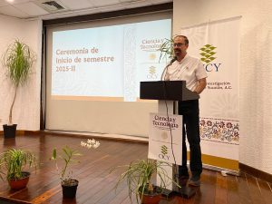 El Dr. José Luis Hernández Stefanoni recibe a los nuevos estudiantes del CICY, motivándolos a dejar una huella en la ciencia y en la historia de México.