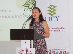 La Dra. Adi Estela Lazos Ruiz comparte su conferencia sobre historia ambiental, inspirando a los nuevos estudiantes del CICY a explorar la ciencia con pasión y compromiso.