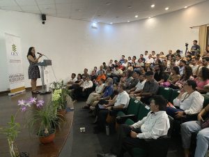 Estudiantes del CICY participan en la ceremonia de bienvenida, comenzando su camino hacia la investigación y los proyectos científicos en el CICY relacionados con temas de biodiversidad.
