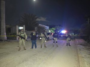 Elementos del Ejército, Marina y Guardia Nacional participan en el operativo antidrogas en Dzilam de Bravo que dejó tres detenidos y decomisos de droga.