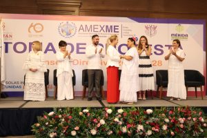 La nueva presidenta del AMEXME Yucatán, Diana Castañeda, junto a Ivett Bonifaz Famania, presidenta nacional, durante la ceremonia oficial de cambio de liderazgo.