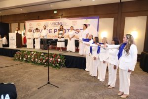 Diana Castañeda Medina, nueva presidenta del AMEXME Yucatán, durante su toma de protesta, comprometida con impulsar la innovación y el crecimiento económico femenino en el estado.