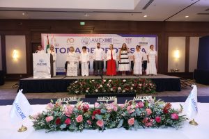 Asistentes al evento de toma de protesta de la nueva presidenta del AMEXME Yucatán, entre ellos autoridades y líderes empresariales comprometidos con el crecimiento económico del estado.