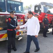 Díaz Mena honra labor de bomberos y paramédicos con emotivo reconocimiento