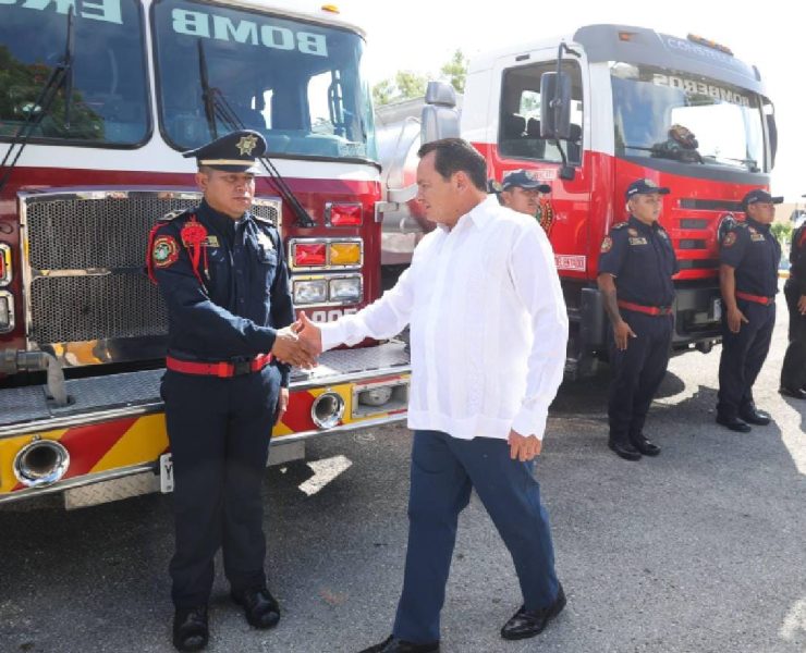 Díaz Mena honra labor de bomberos y paramédicos con emotivo reconocimiento