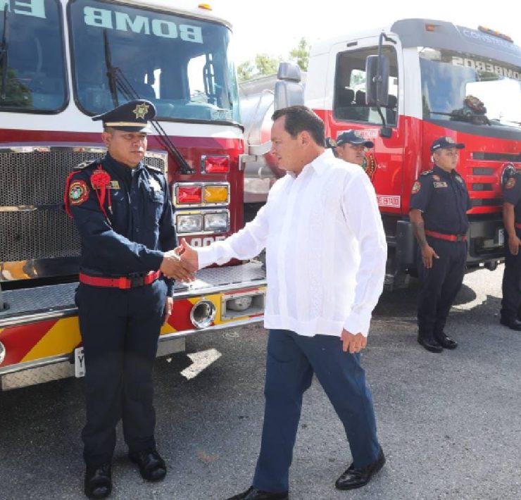 Díaz Mena honra labor de bomberos y paramédicos con emotivo reconocimiento