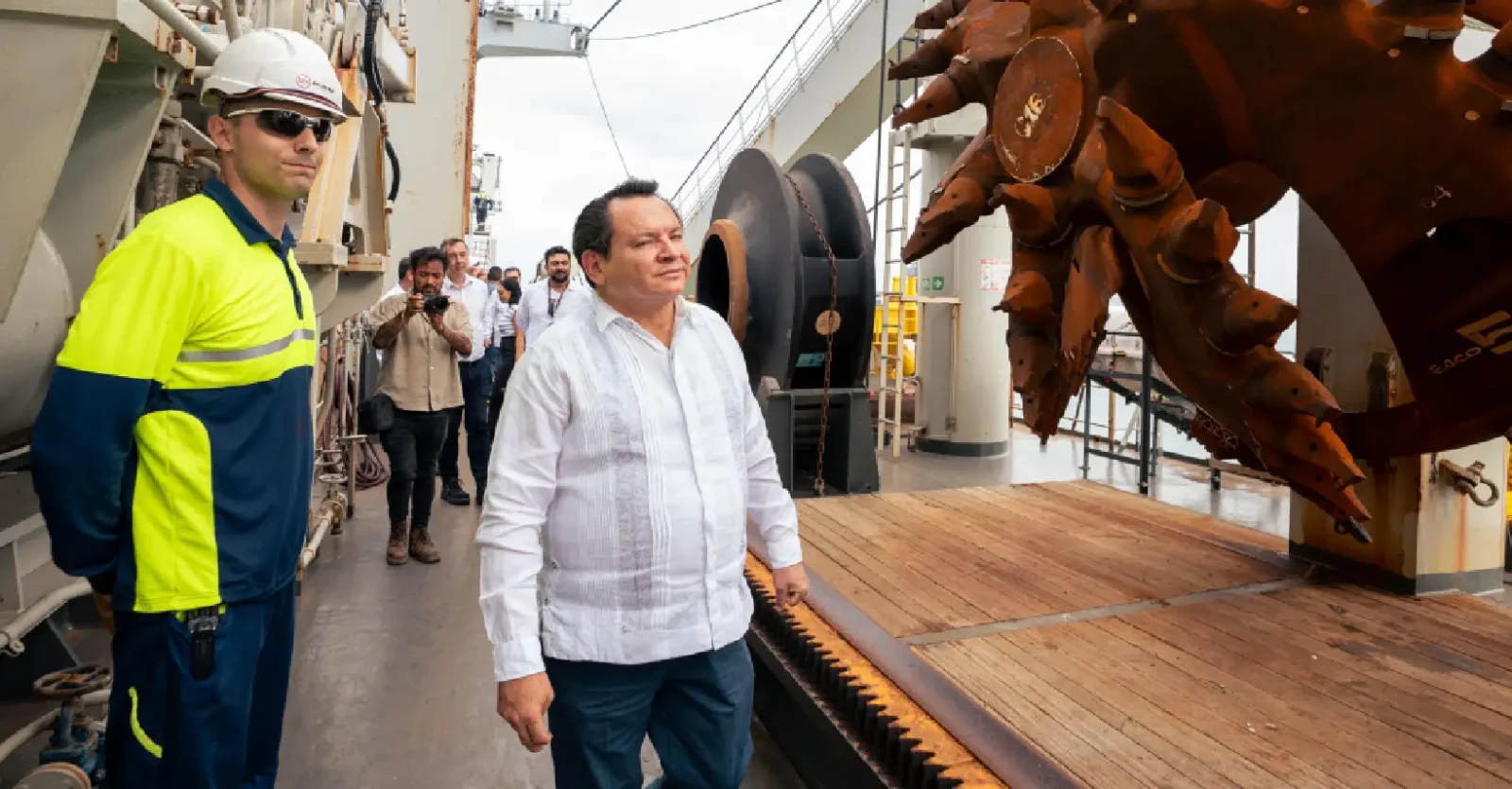 Díaz Mena visitó el buque de dragado y sorprendió con anuncio histórico