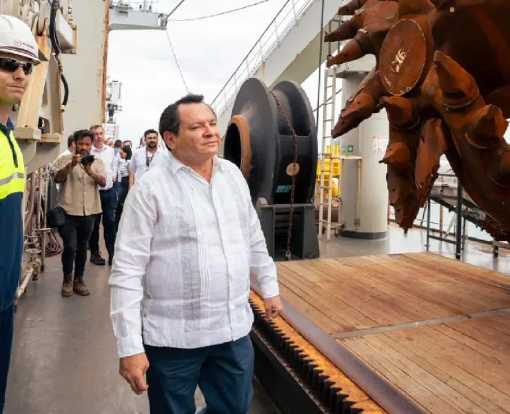 Díaz Mena visitó el buque de dragado y sorprendió con anuncio histórico