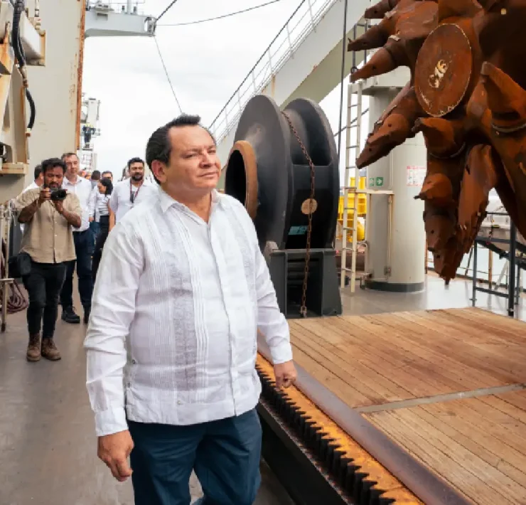 Díaz Mena visitó el buque de dragado y sorprendió con anuncio histórico