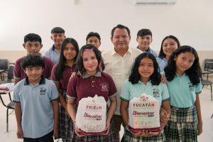 Estudiantes de la telesecundaria Leandro Valle reciben con alegría el aula didáctica renovada, parte del programa con el que Transforman escuelas de Yucatán.
