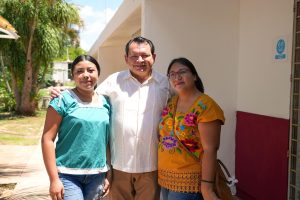 El Gobernador Joaquín Díaz Mena entrega paquetes de útiles escolares como parte del impulso educativo del Renacimiento Maya en el que Transforman escuelas de Yucatán.