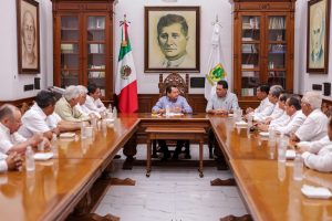 El Gobernador Joaquín Díaz Mena y líderes del FUTV durante la reunión en Palacio de Gobierno para reforzar el compromiso para mejorar el transporte en Yucatán.