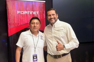 Autoridades de la UPY y representantes de Fortinet presentan los cursos y niveles de certificación incluidos en la alianza para formar especialistas en ciberseguridad.