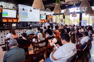 El Dr. Raúl Tapia Tussel durante su charla magistral sobre el contexto del sargazo en Yucatán, compartiendo datos clave para entender esta problemática ambiental.