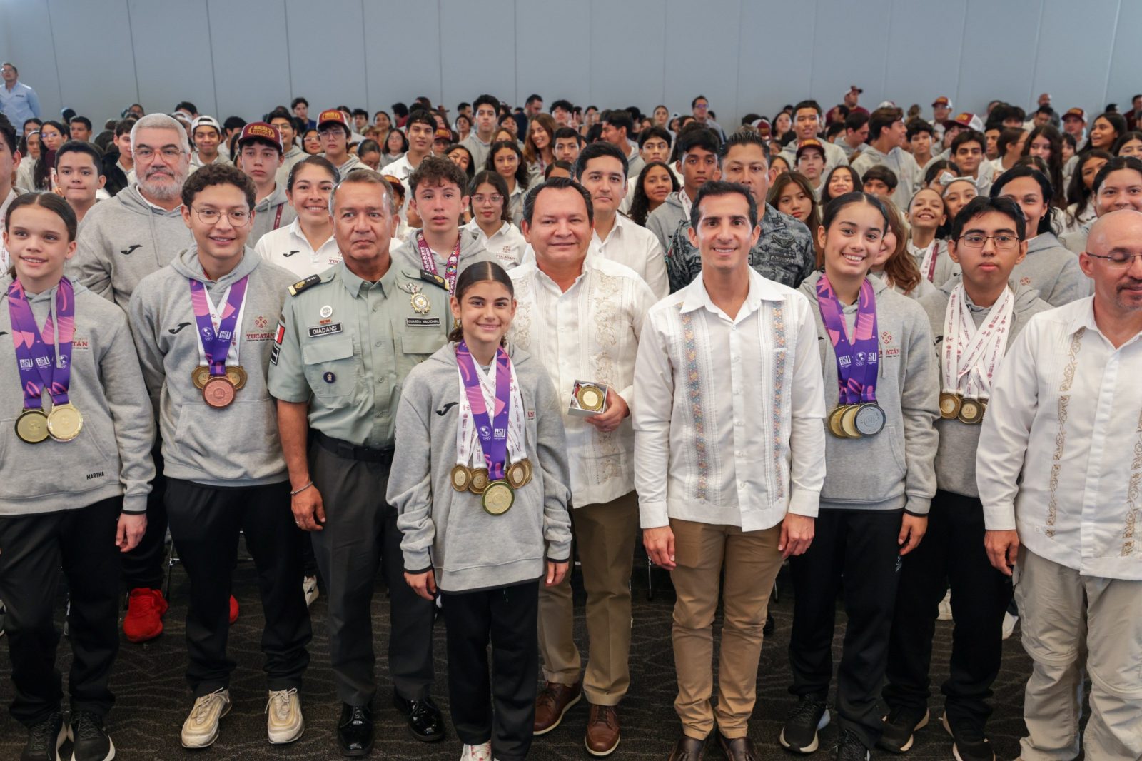 Gobernador Joaquín Díaz Mena entregó estímulos económicos a 278 atletas y 91 entrenadores medallistas