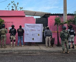 Momento del operativo antidroga en la Guadalupana donde autoridades aseguraron drogas y detuvieron a tres personas.
