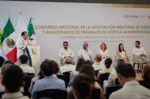 El Gobernador Joaquín Díaz Mena junto a la ministra Yasmín Esquivel Mossa durante la inauguración del congreso sobre Inteligencia Artificial en la justicia de Yucatán.