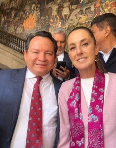 Gobernador Joaquín Díaz Mena y Claudia Sheinbaum durante la reunión para la consolidación del modelo IMSS-Bienestar en Palacio Nacional.