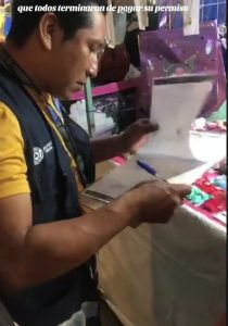Autoridades municipales intentaron clausurar puestos pese a que los permisos ya habían sido pagados, generando indignación entre los venteros.
