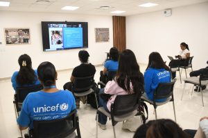 Representantes de aeropuertos del sureste y UNICEF México impulsan espacios seguros para madres lactantes, como parte del reconocimiento al transporte de leche materna en vuelos comerciales.