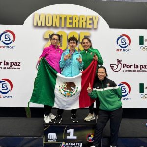 El yucateco Lucca de la Torre recibe su medalla de oro en la Liga Mundial de Karate, tras una competencia llena de disciplina y pasión.