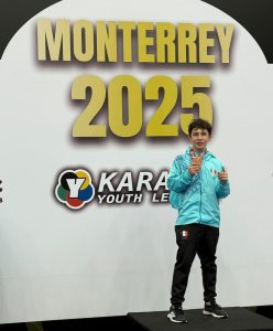 Lucca de la Torre posa la medalla que lo consagra como campeón de la Liga Mundial de Karate.