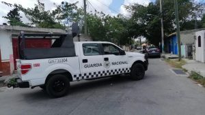 Elementos de la SSP, en coordinación con fuerzas federales, aseguraron drogas y detuvieron a diez narcomenudistas en Mérida durante un cateo en la colonia Melitón Salazar.
