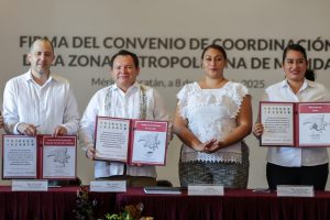 El director del IMDUT, Irak Greene Marrufo, entrega el expediente técnico para la constitución formal de la Zona Metropolitana de Mérida, marcando un nuevo modelo de gobernanza regional.
