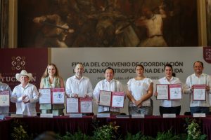 Autoridades y representantes municipales durante el acto protocolario en el Palacio de Gobierno, consolidando la planeación conjunta para el desarrollo ordenado y sostenible de la Zona Metropolitana de Mérida.
