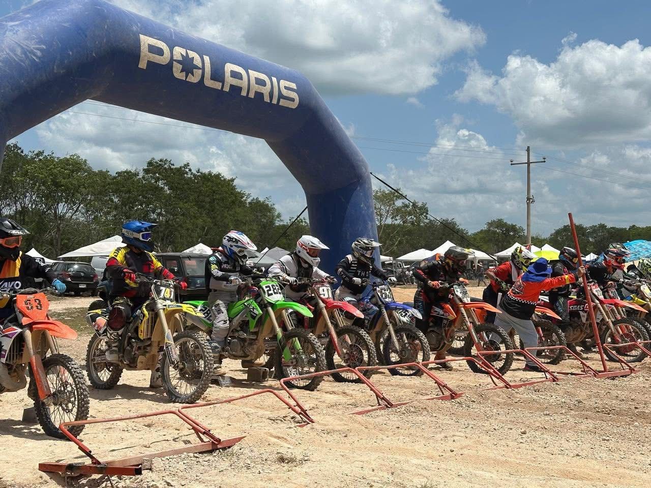 Cerca de 100 pilotos y sus familias de varias partes de la república