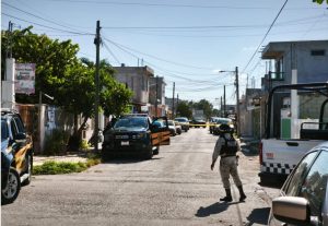 Autoridades federales y estatales realizaron un cateo en Progreso que terminó con cuatro personas detenidas y el aseguramiento de drogas.